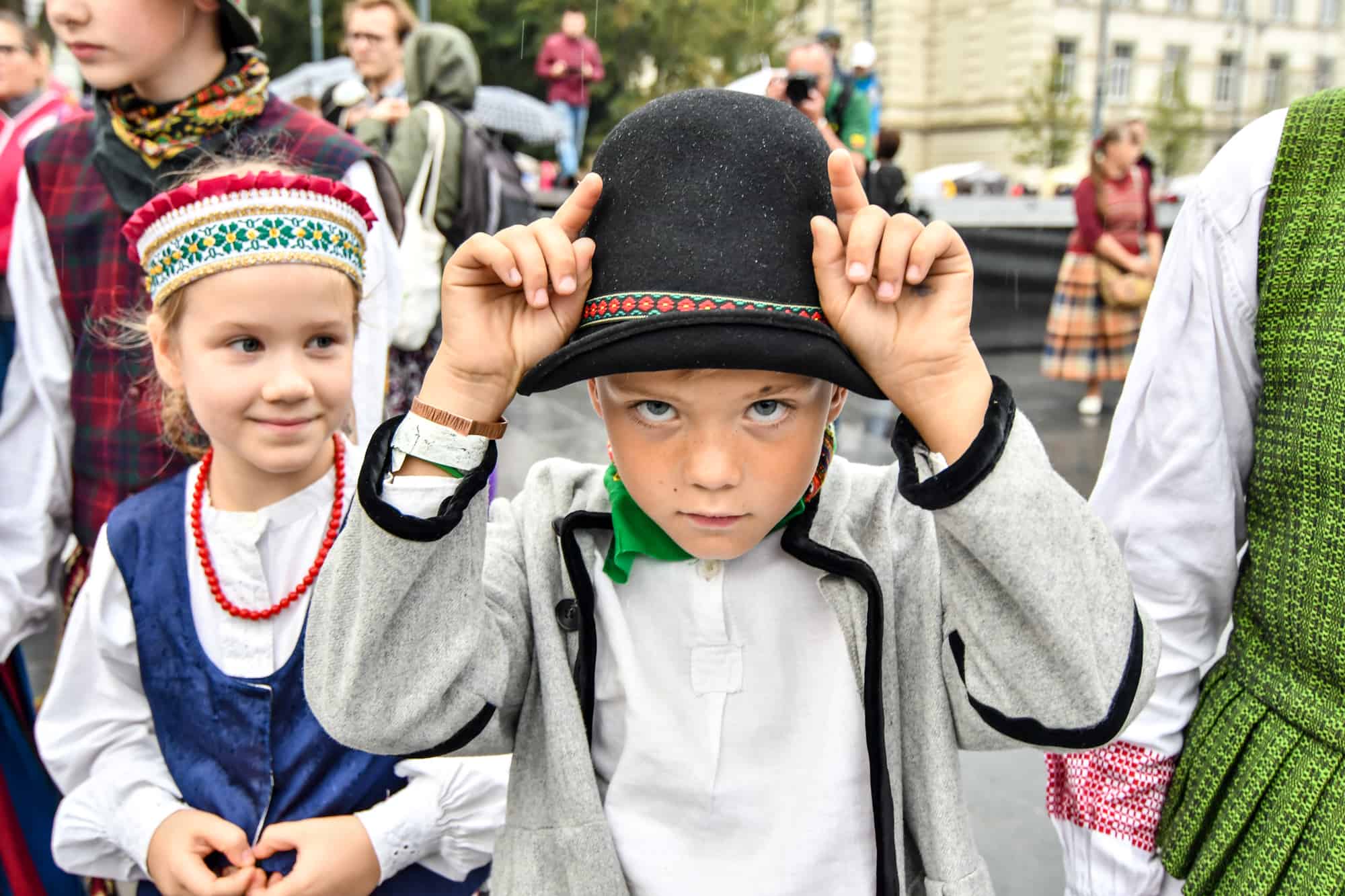 Berniukas su tautiniais rūbais