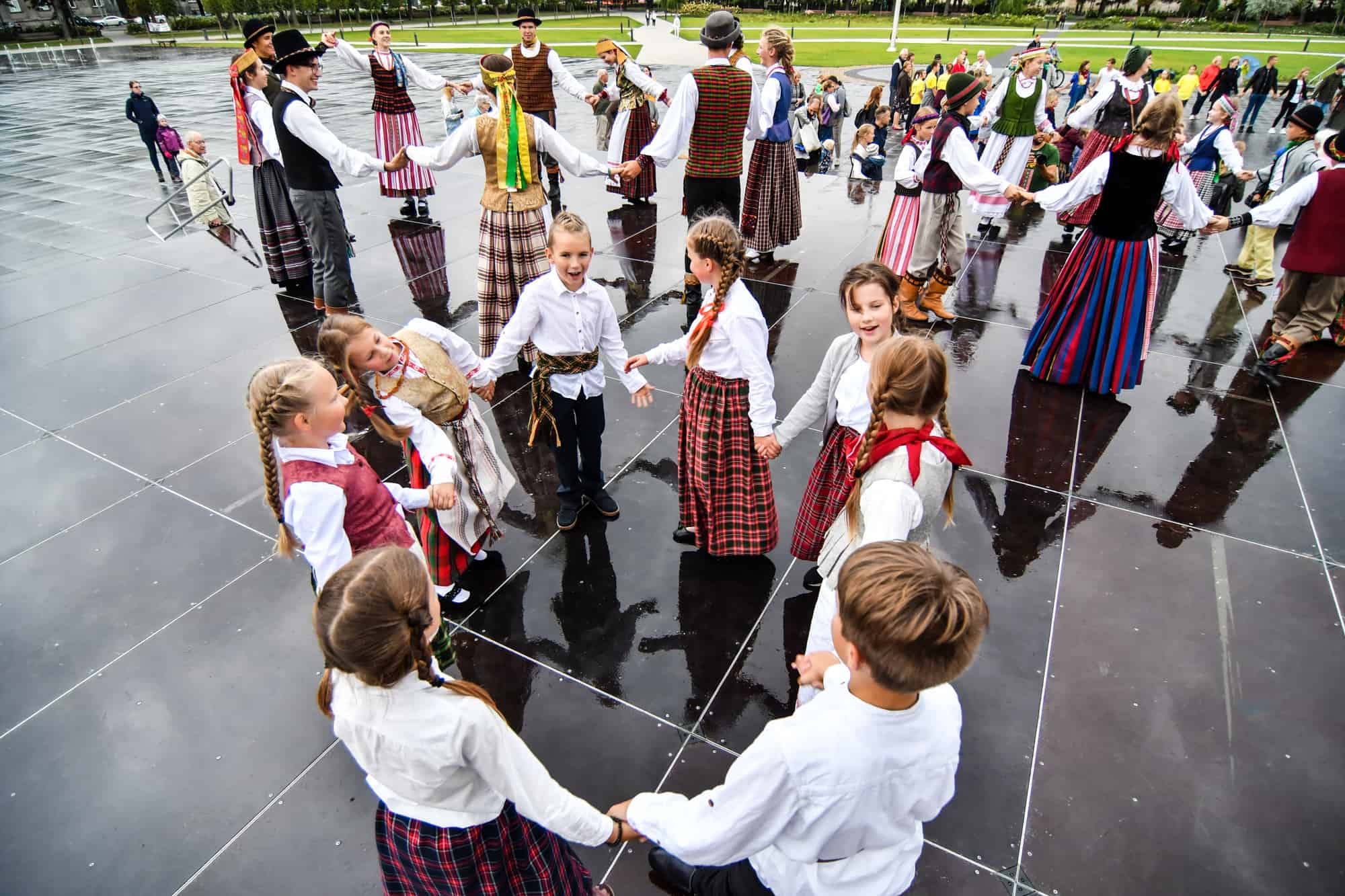 Vaikai su tautiniais rūbais