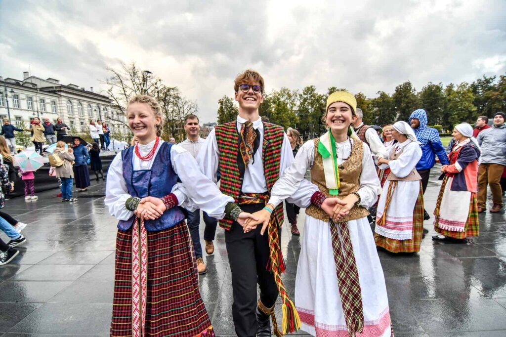 Kovo 11-osios proga – tautinis kostiumas vaikų akimis