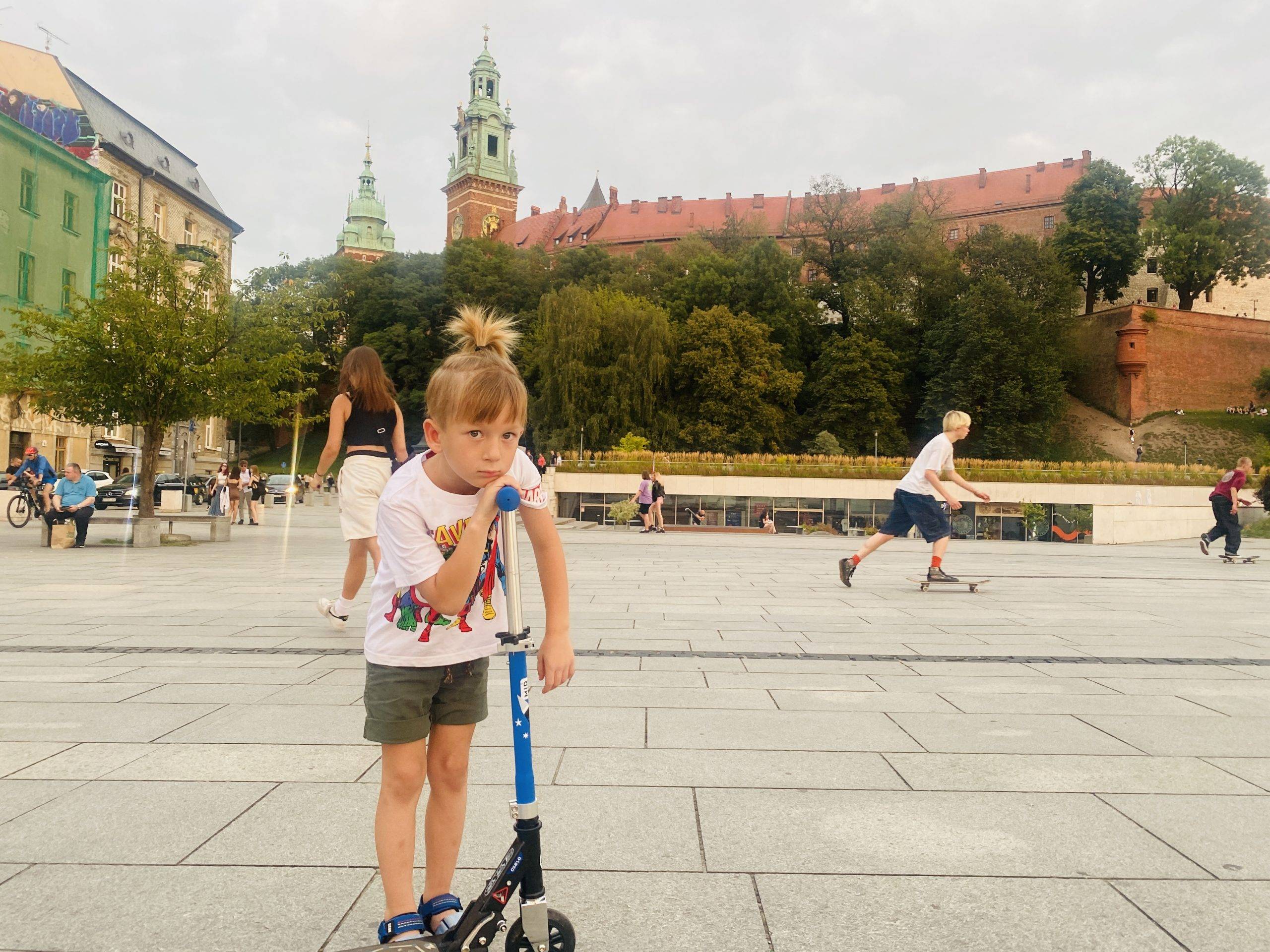 Krokuva su vaikais traukiniu