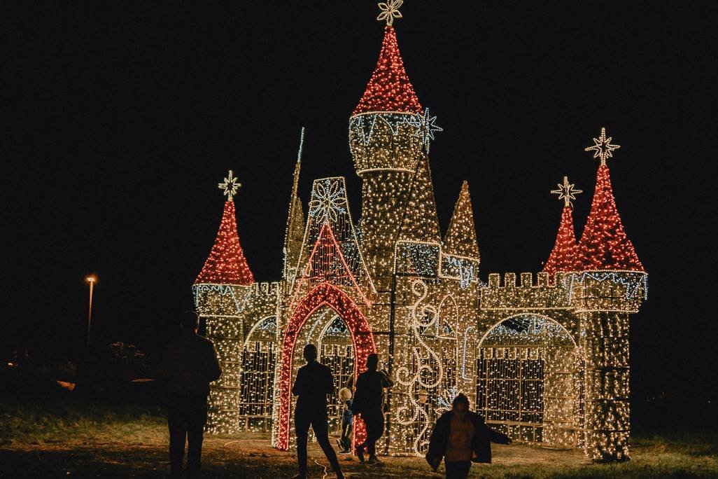 Lumina parkas Alisa stebuklų sode
