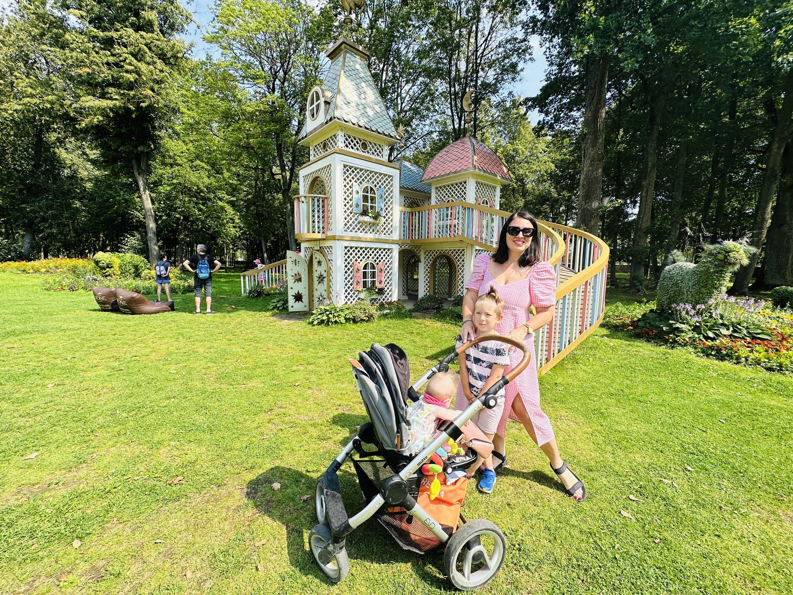 Pakruojis Manor with children