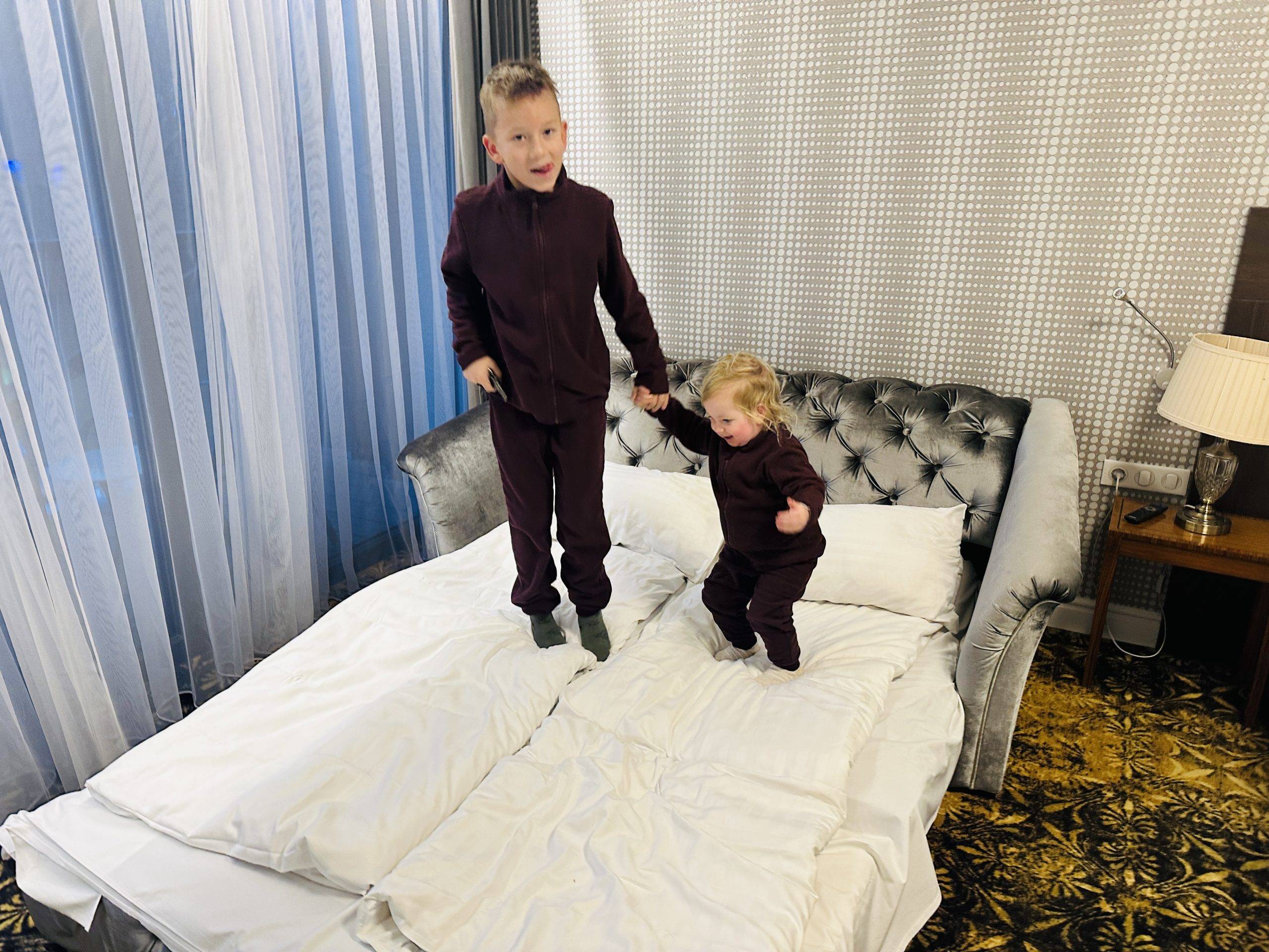 Nakvynė Radailių dvare su šeima