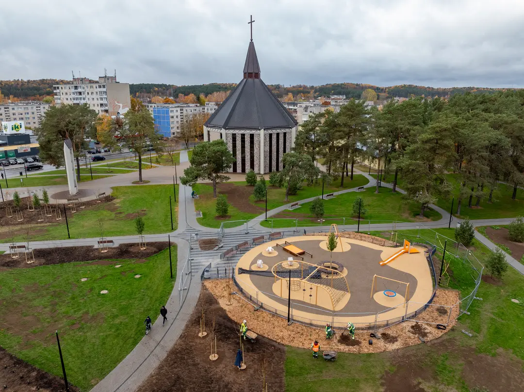 Nauja erdvė ir žaidimų aikštelė Grigiškėse