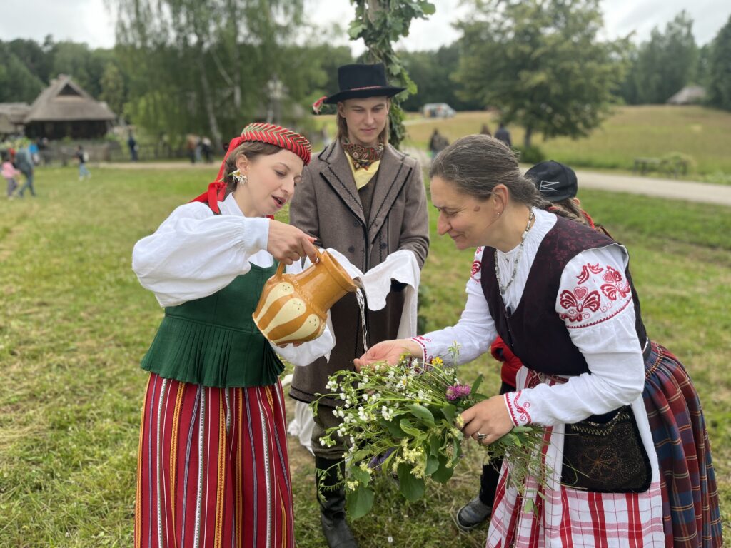 Joninių naktis Rumšiškėse: kai šnabžda žolynai, tyvuliuoja vanduo ir šoka ugnis