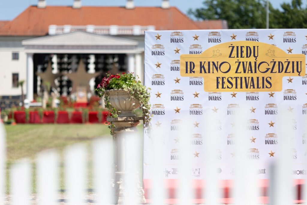 Raudonas kilimas ištiestas: Pakruojo dvare iškilmingas vasaros festivalio atidarymas