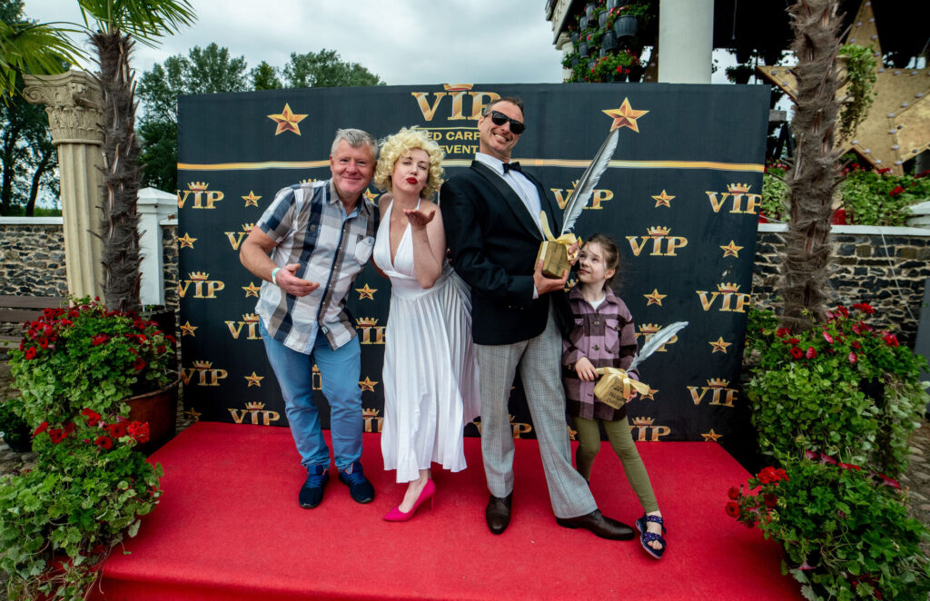 Legendinio „Krikštatėvio“ ir „Trijų muškietininkų“ įkvėptos scenos atgimsta Pakruojo dvare: kaip patekti į filmavimus?