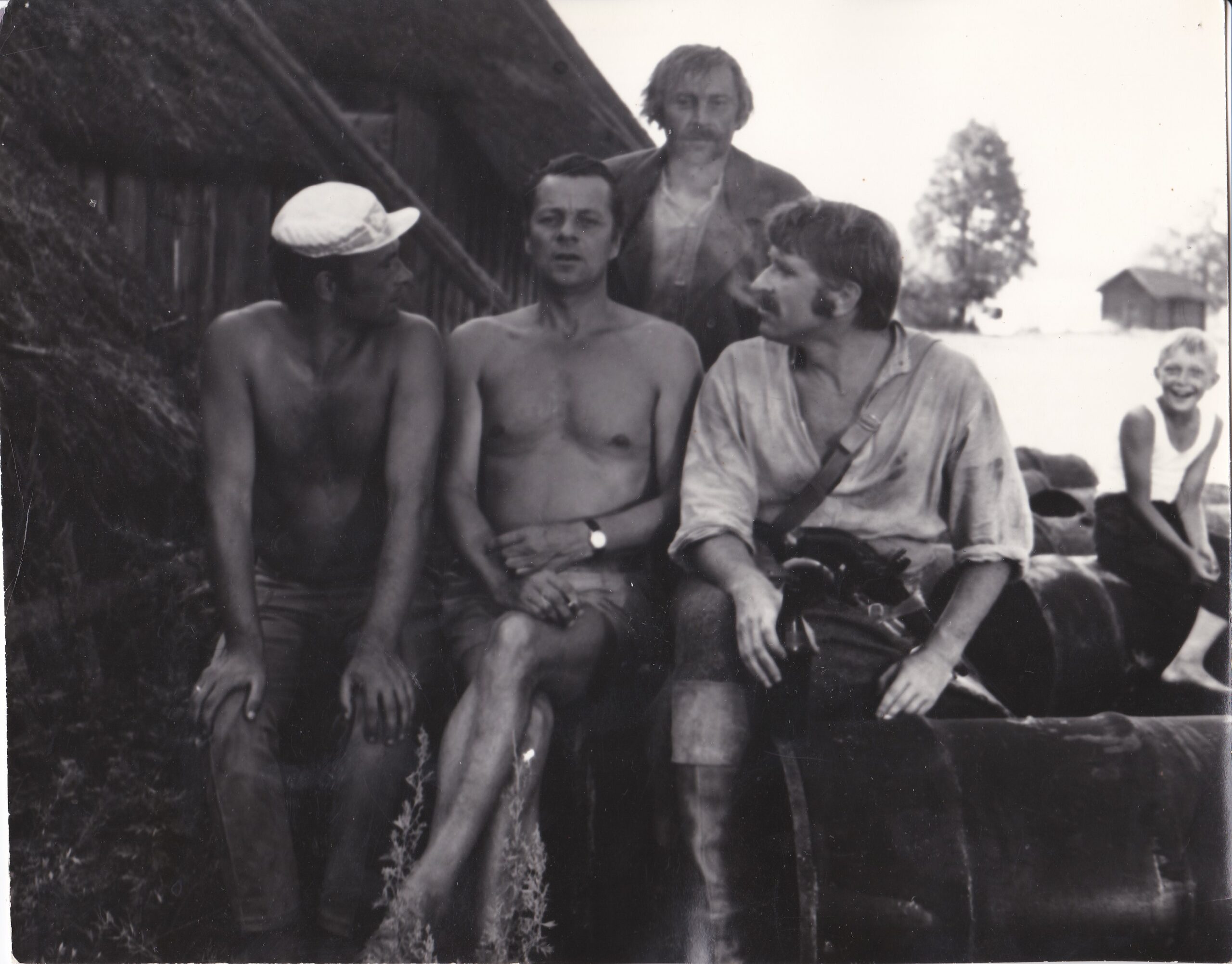 Operatorius Rimas Juodvalkis, režisierius Balys Bratkauskas ir Vytautas Tomkus Šuminuose