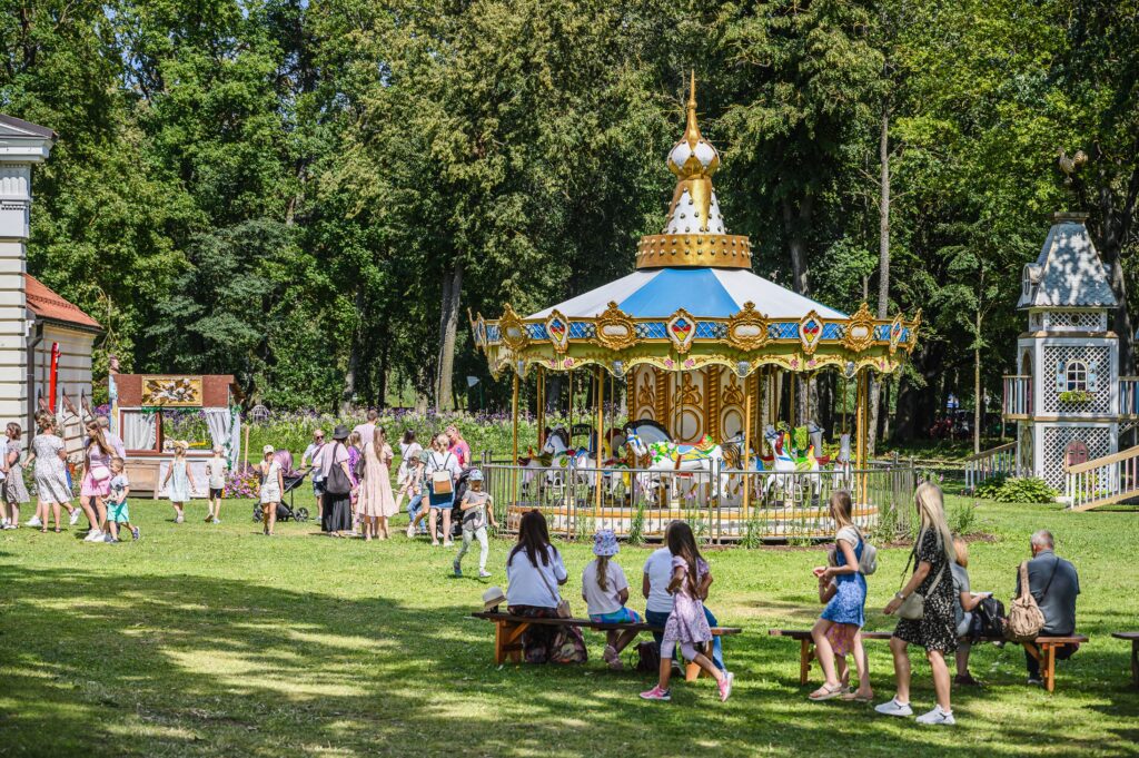 10 idėjų, kaip praleisti Žolinę Pakruojo dvare - nuo tradicijų iki vasaros gėlių jūros