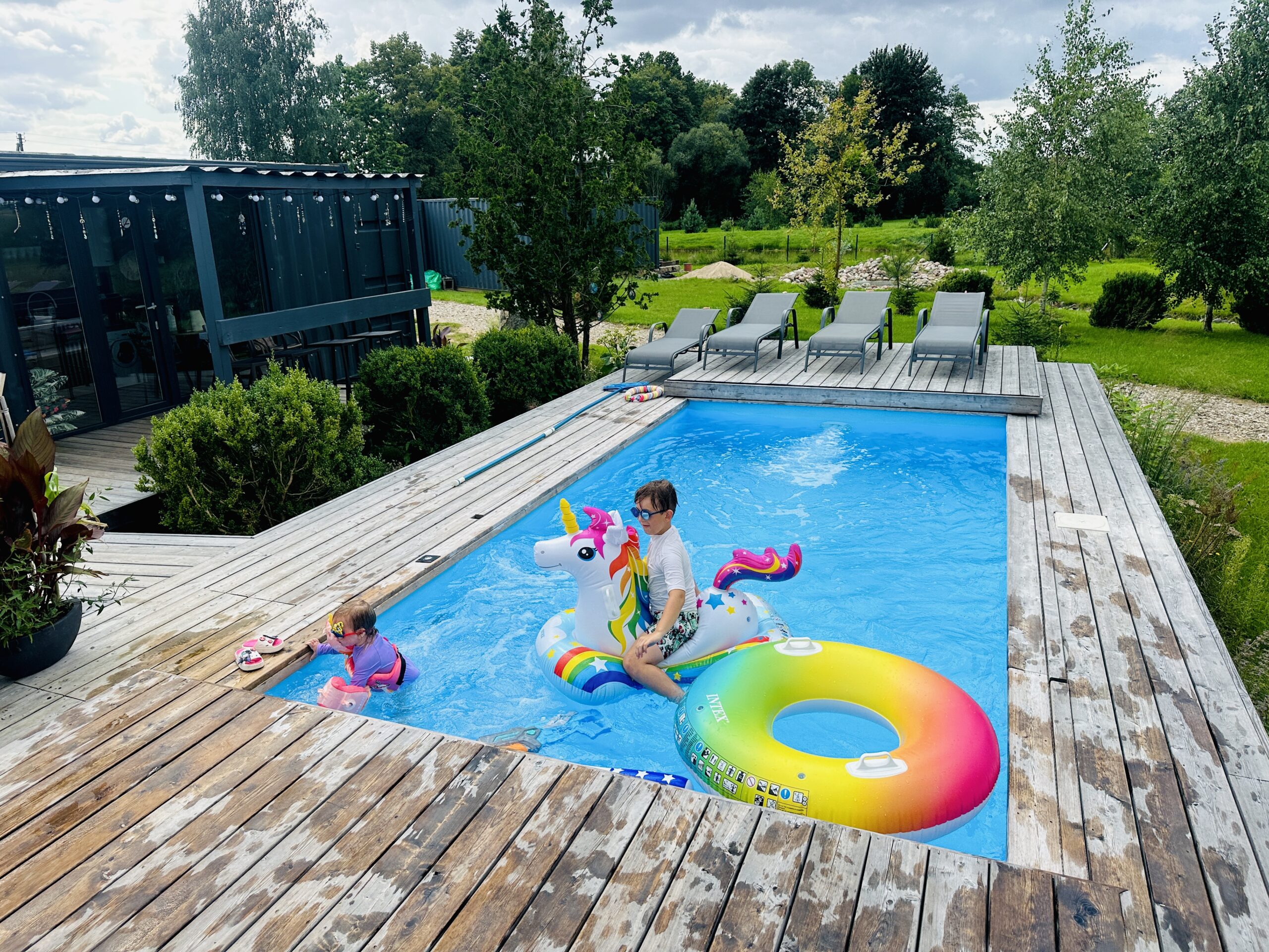 Neįtikėtinas atradimas Lietuvoje: nakvynė šeimai su privačiu šildomu baseinu vos 120 eurų