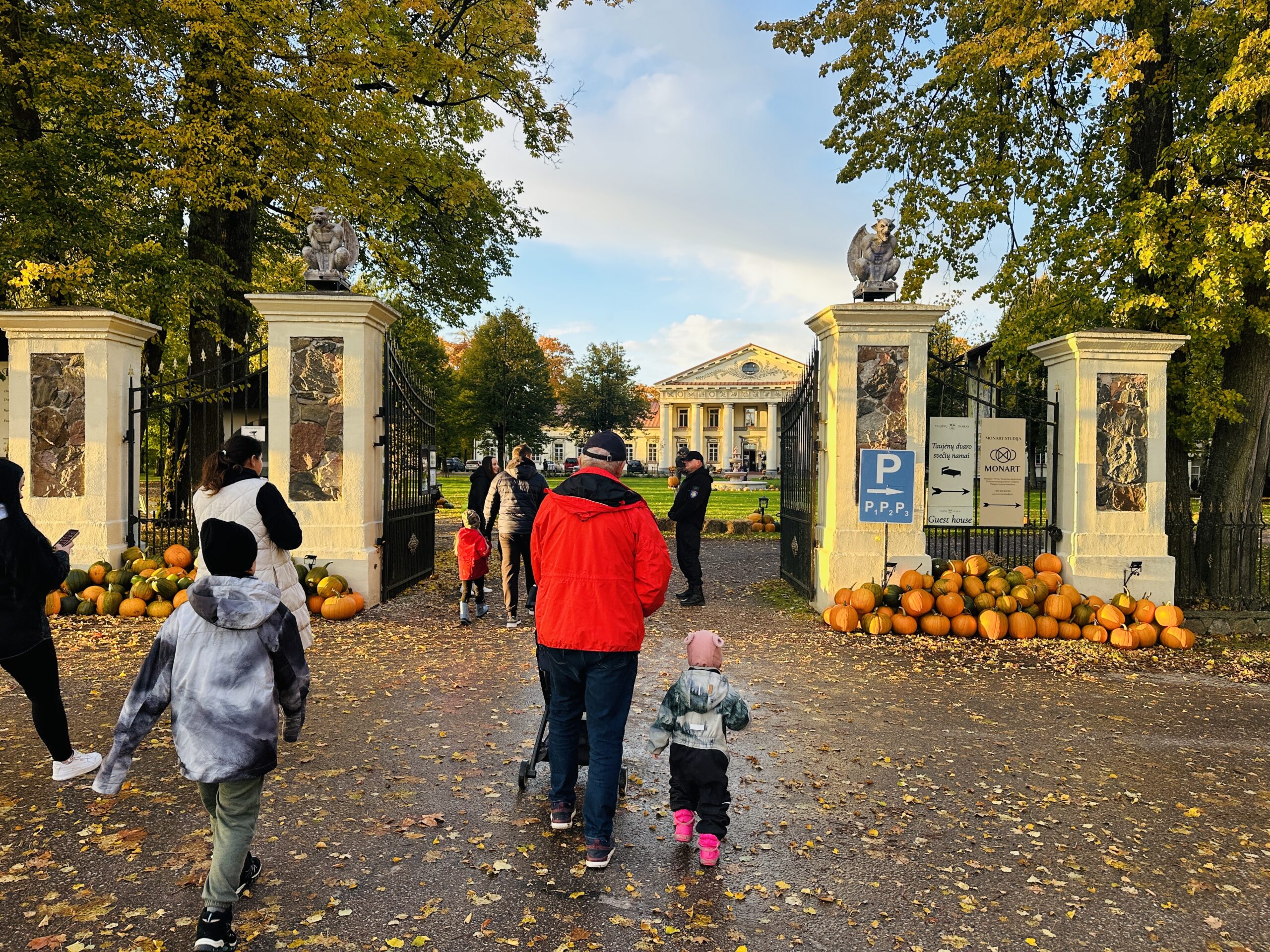 Taujėnų dvaras su vaikais