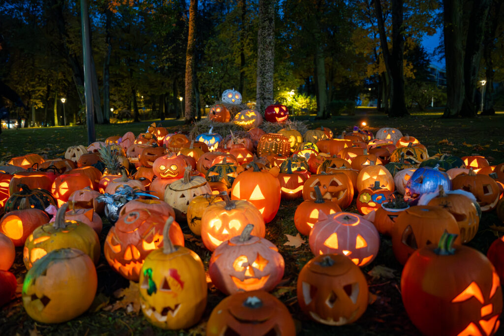 Šviesų ir rudens magija Druskininkuose: Šviečiančių moliūgų vakarai 2025