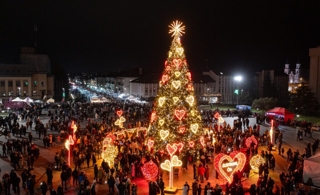 Sugrįžk į pasaką: Kalėdų eglės įžiebimas Marijampolėje 2025