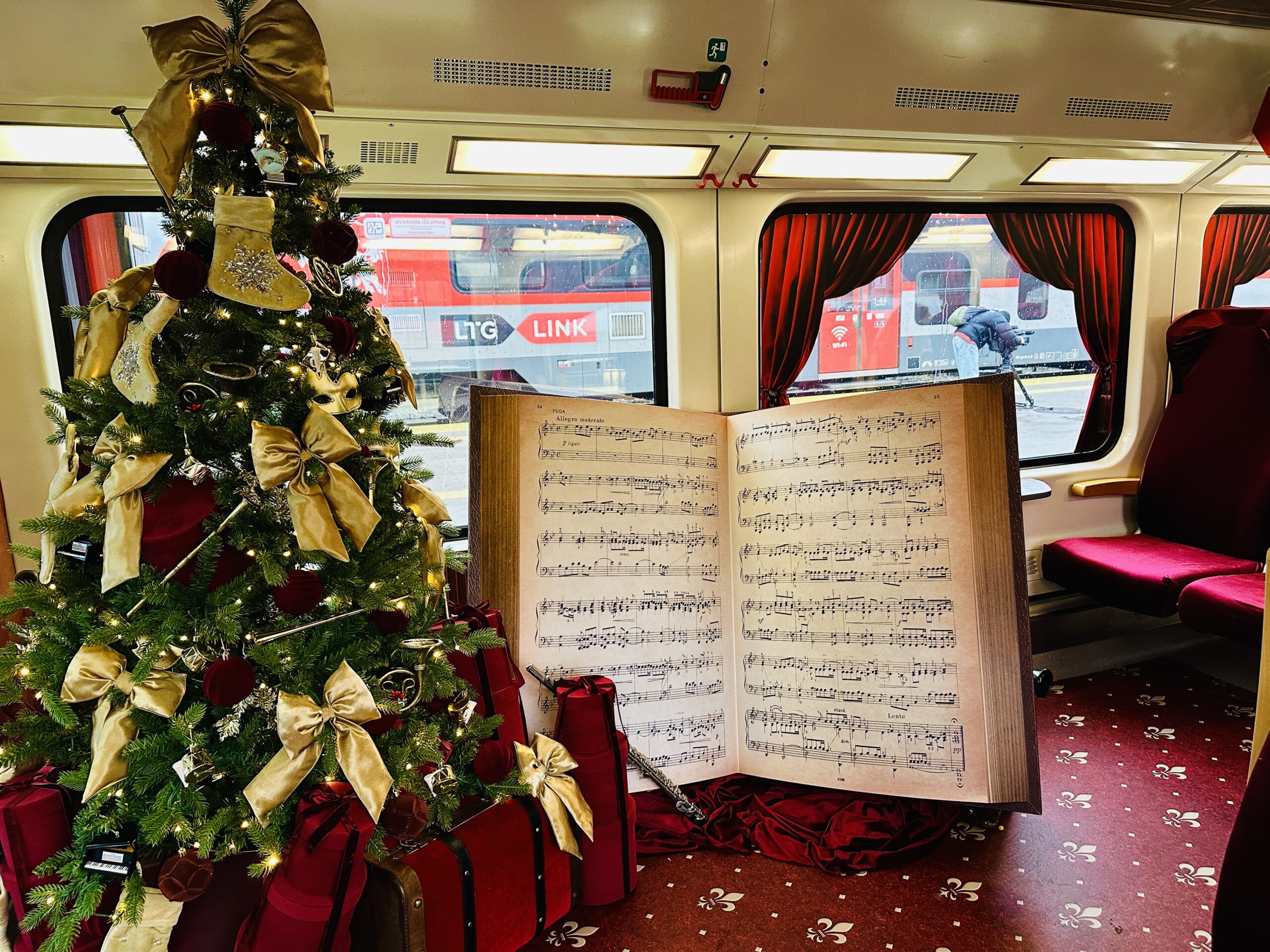 Kalėdiniai traukiniai 2025: magiškiausia šventinė kelionė Lietuvoje