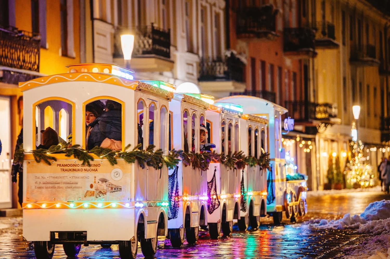 Kalėdiniai traukiniai ir miestų traukinukai 2025: šiemet jų kaip niekada daug!