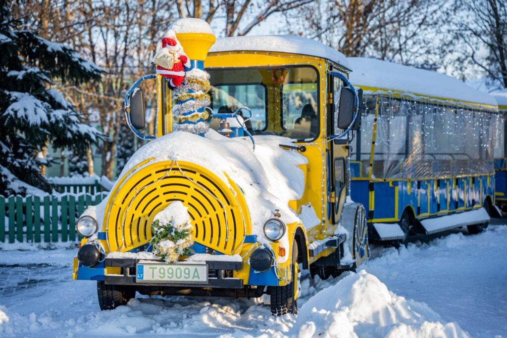 Kalėdiniai traukiniai ir miestų traukinukai 2025: šiemet jų kaip niekada daug!