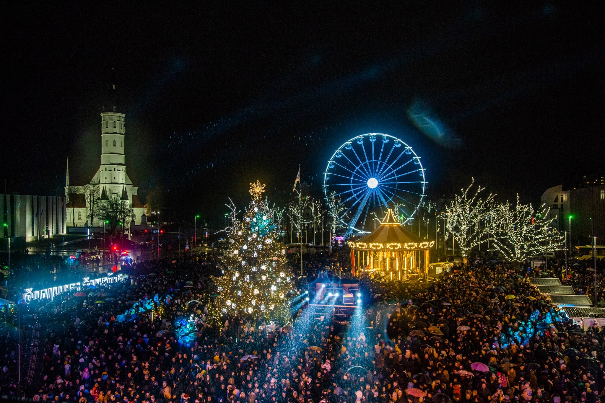 Šiauliai pasitinka saulėtas Kalėdas: įžiebta pagrindinė miesto eglė