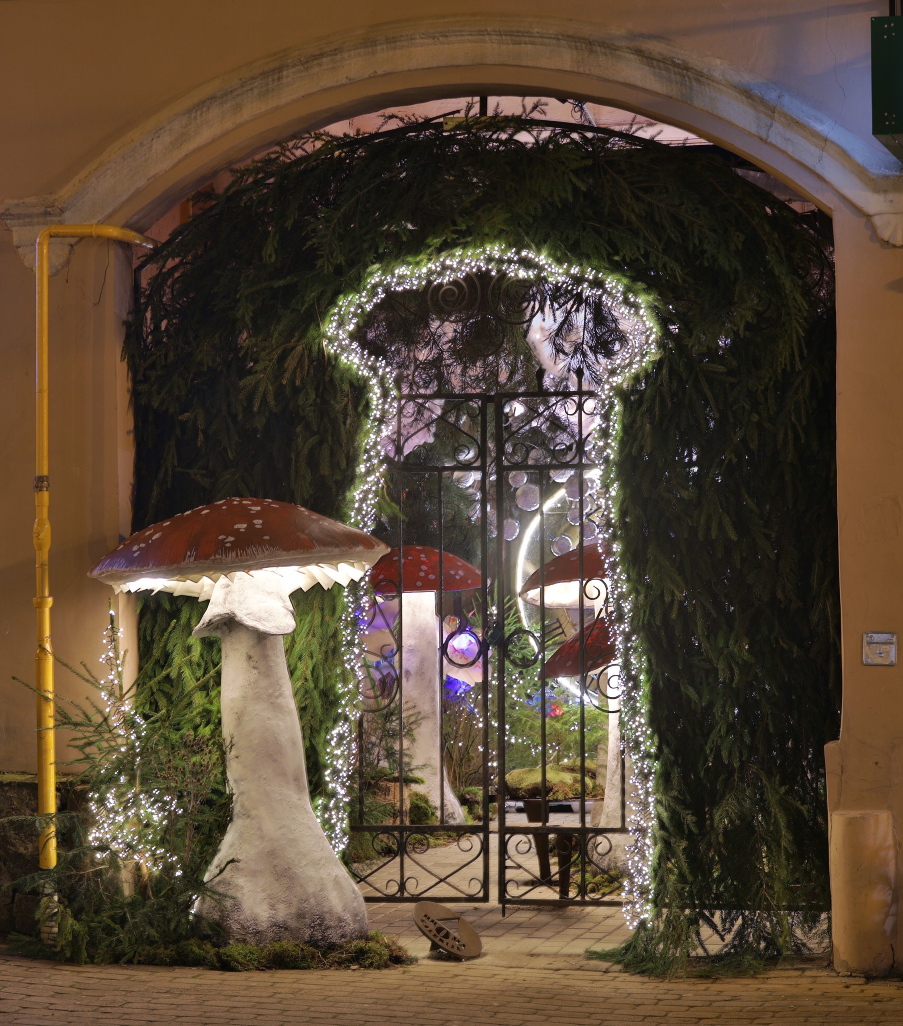 Ukmergėje - magiška erdvė su pasakos „Alisa stebuklų šalyje“ personažais (Dainiaus Vyto ir @foto.Justas St nuotraukos)