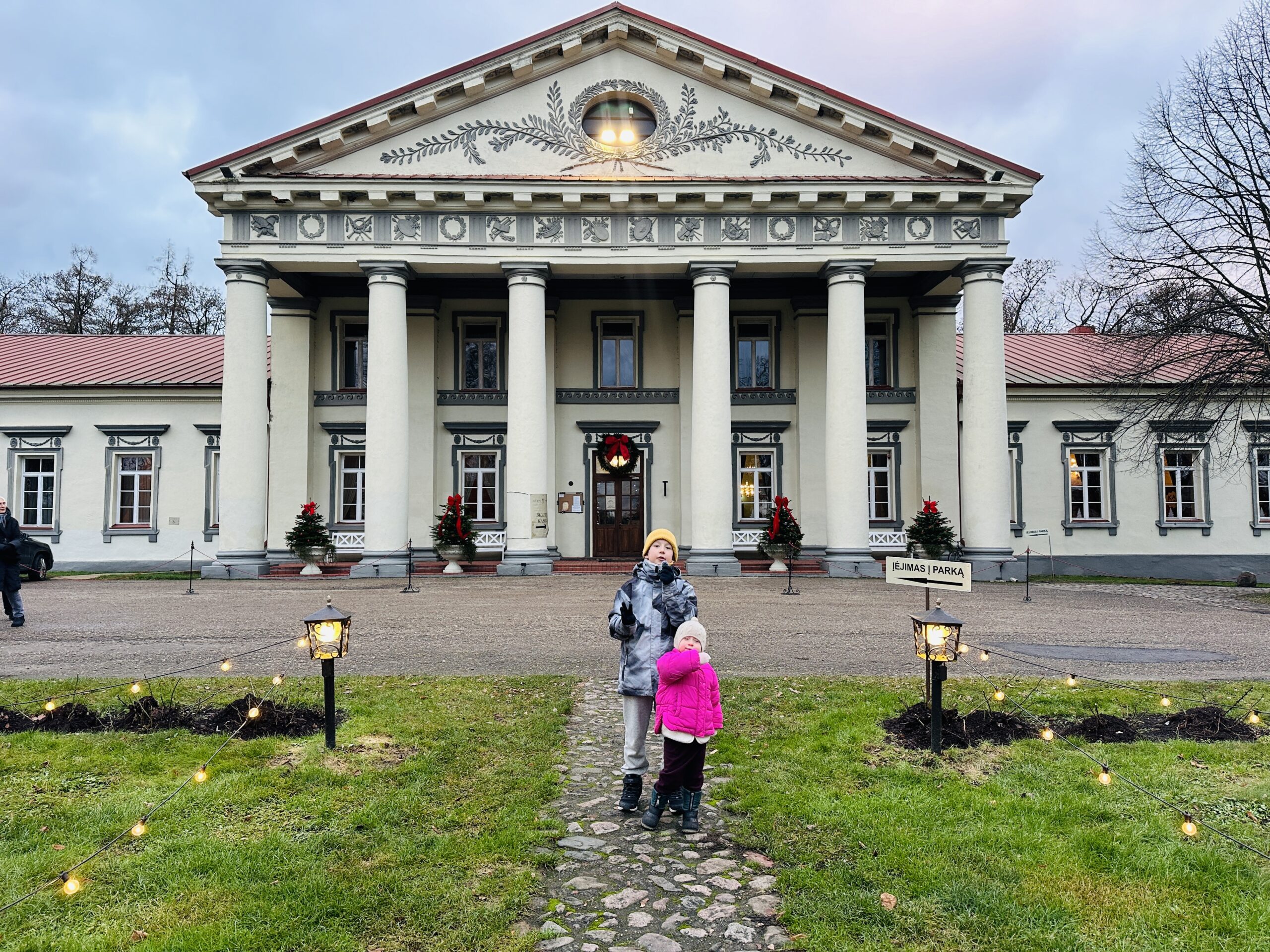 Šventiškai pasipuošęs Taujėnų dvaras