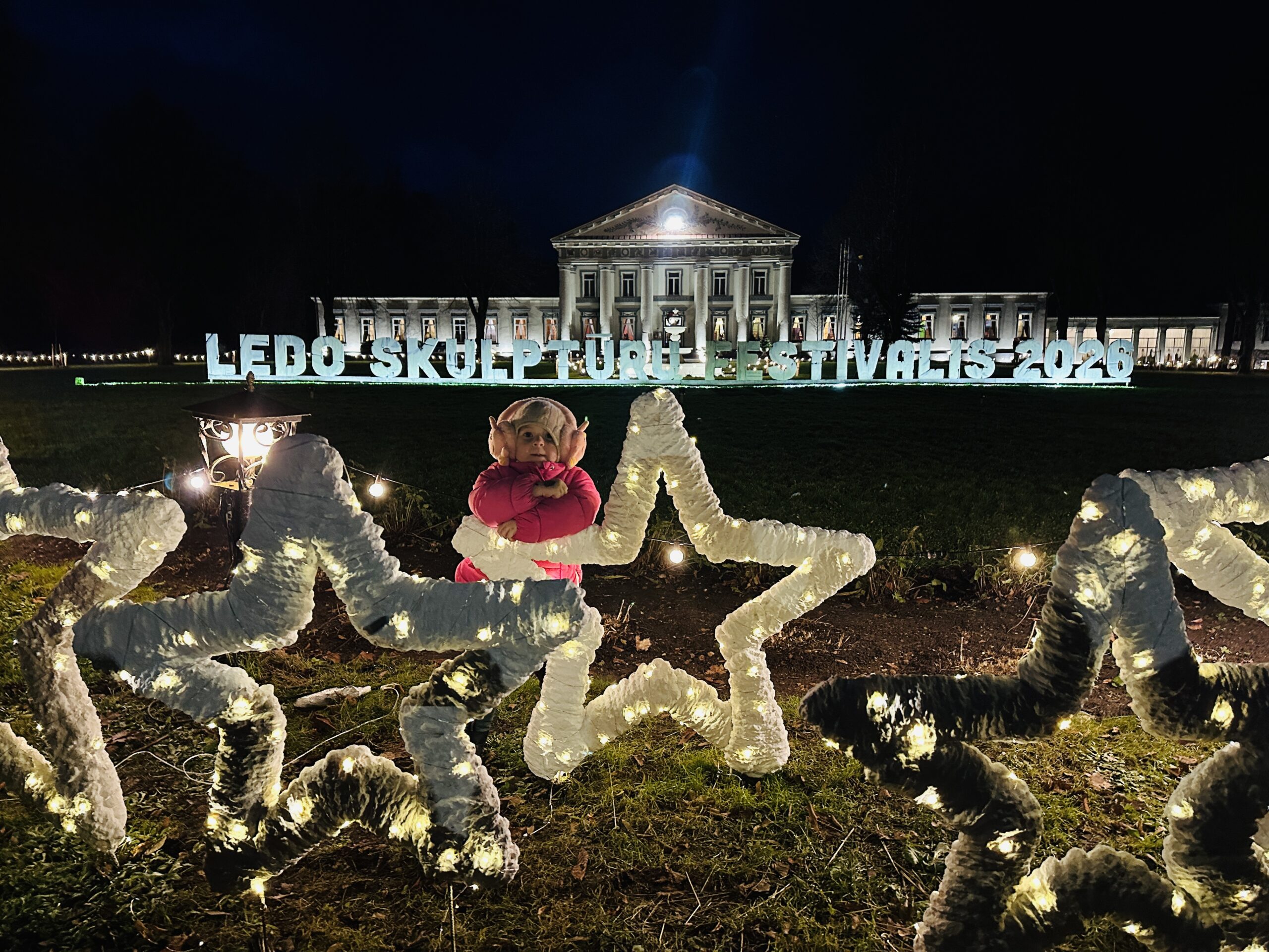 Ledo skulptūrų ir šviesos festivalis Taujėnų dvare