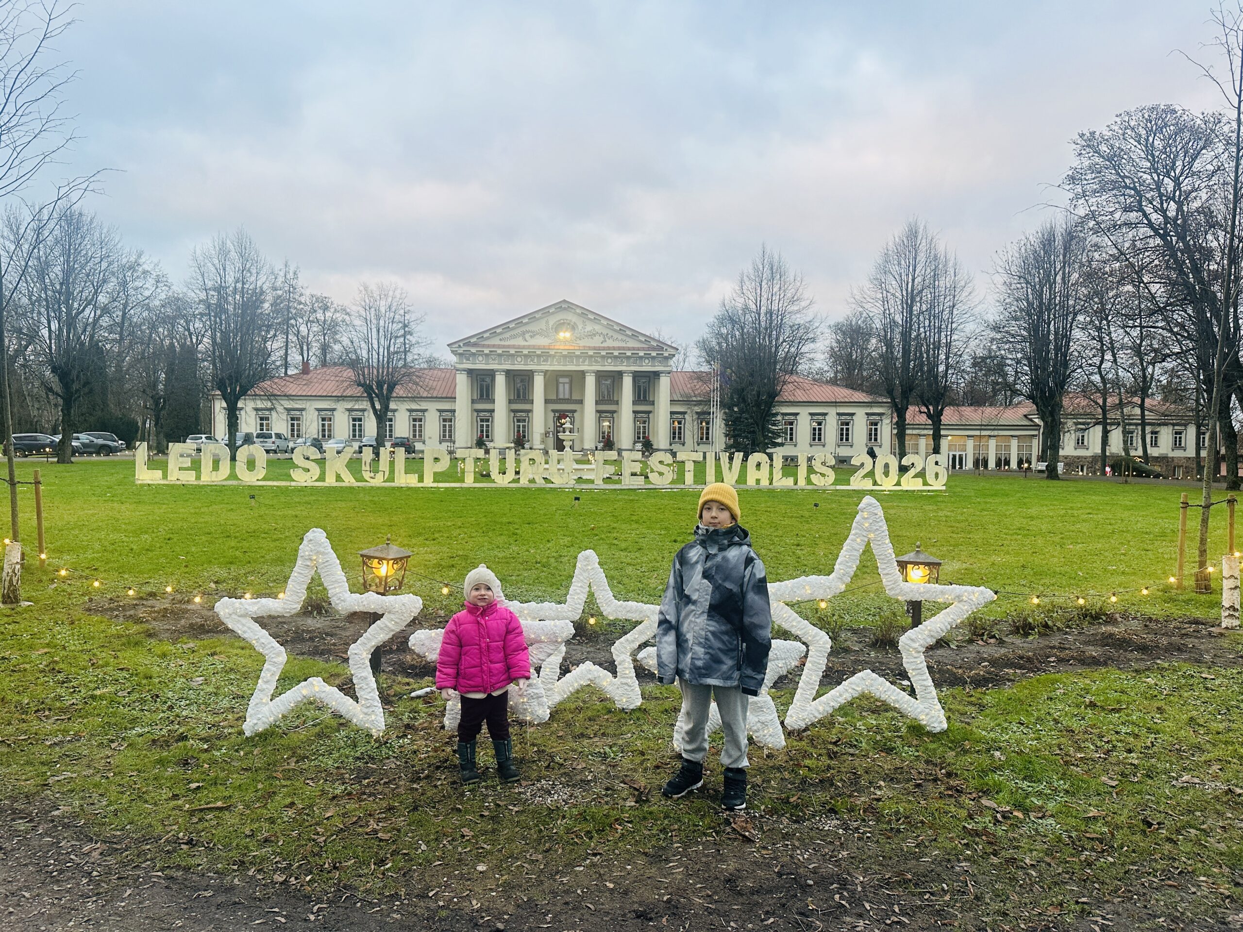 Taujėnų dvaras su vaikais