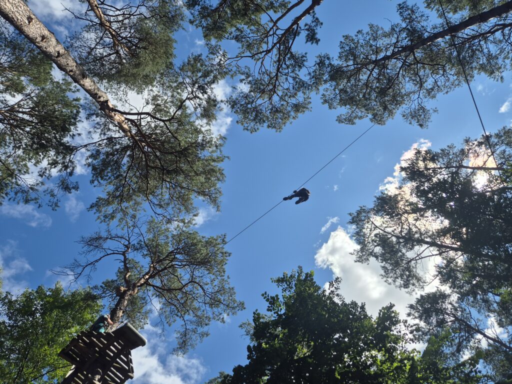 Skrydis lynu: įspūdingiausios zipline trasos Lietuvoje