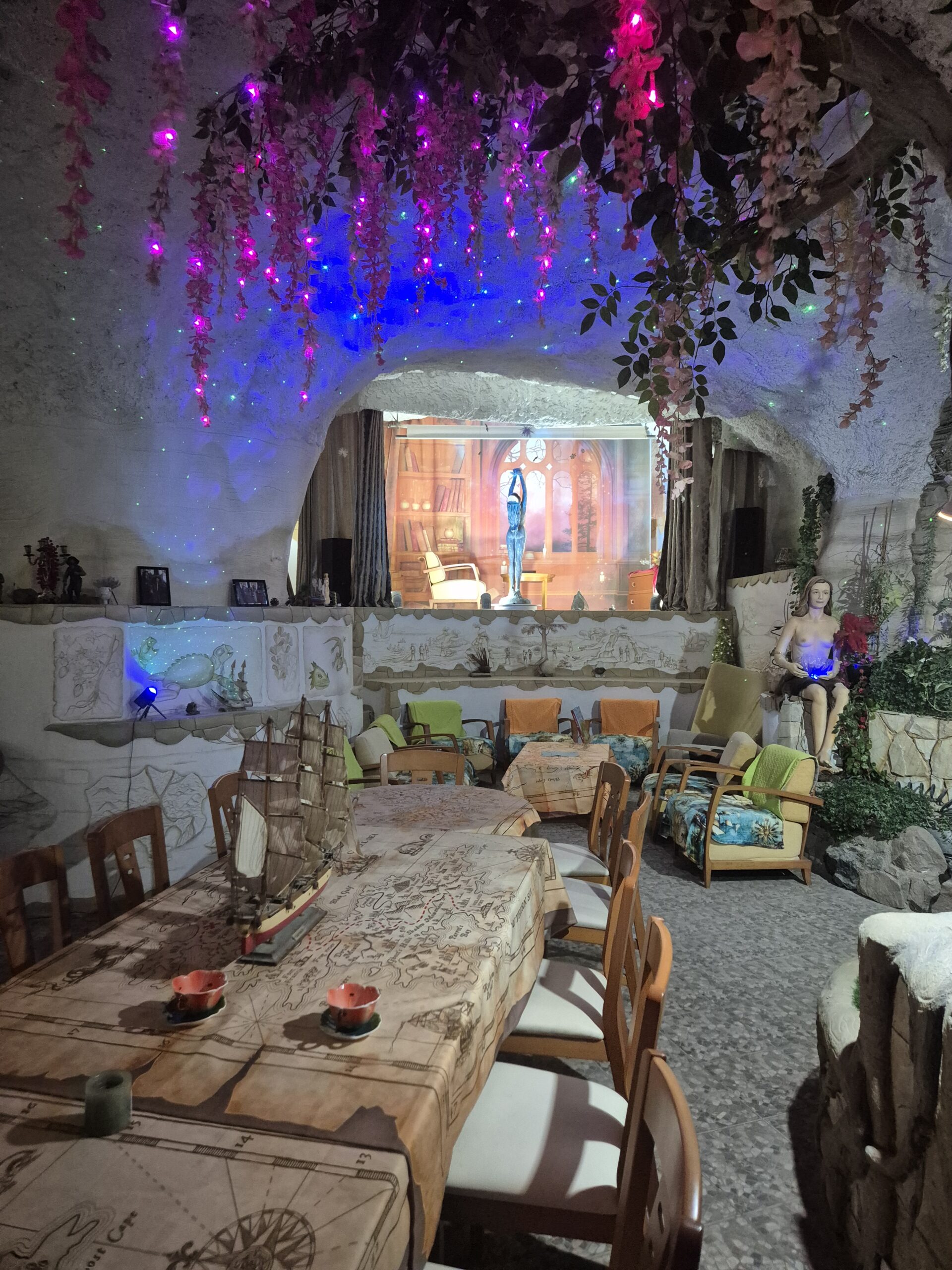 Meninė ekspozicija urvuose