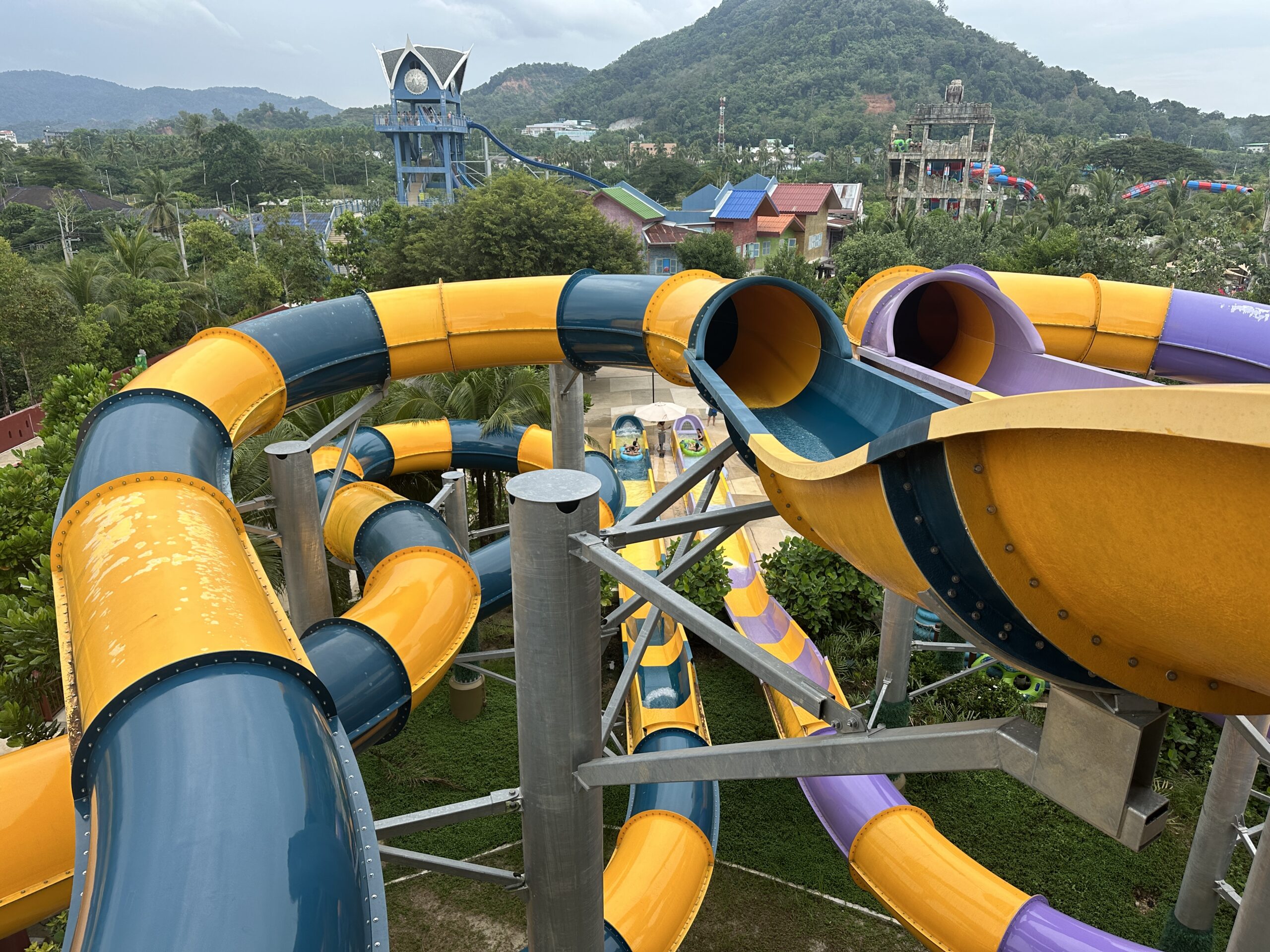 Įspūdingi nusileidimo kalniukai parke