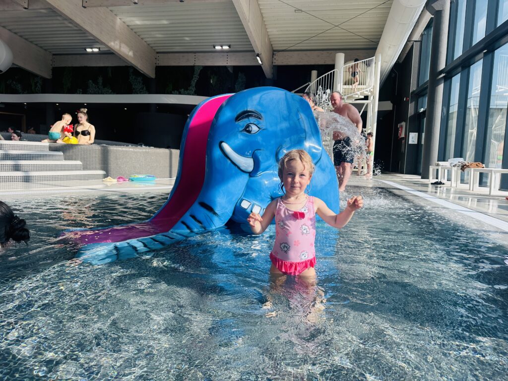 Neįtikėtina vieta šeimoms: Jonavos baseinas stebina pramogomis ir mažomis kainomis