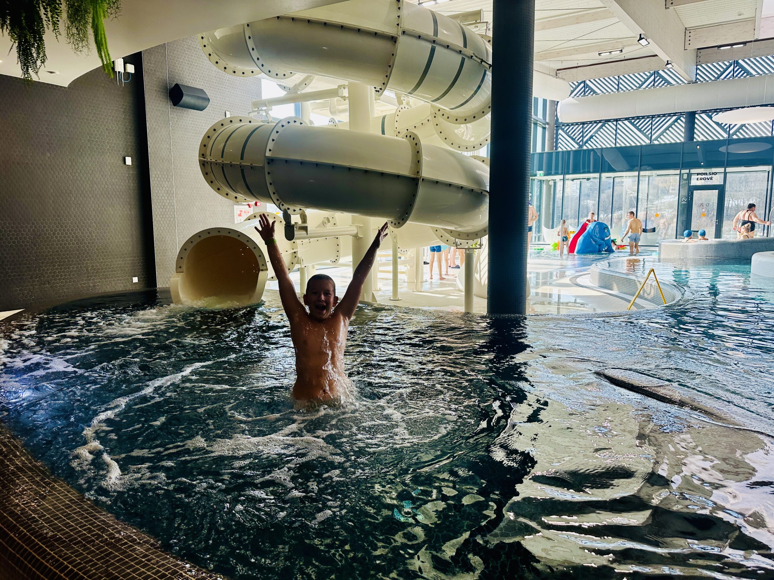 Baseinai su vandens čiuožyklomis