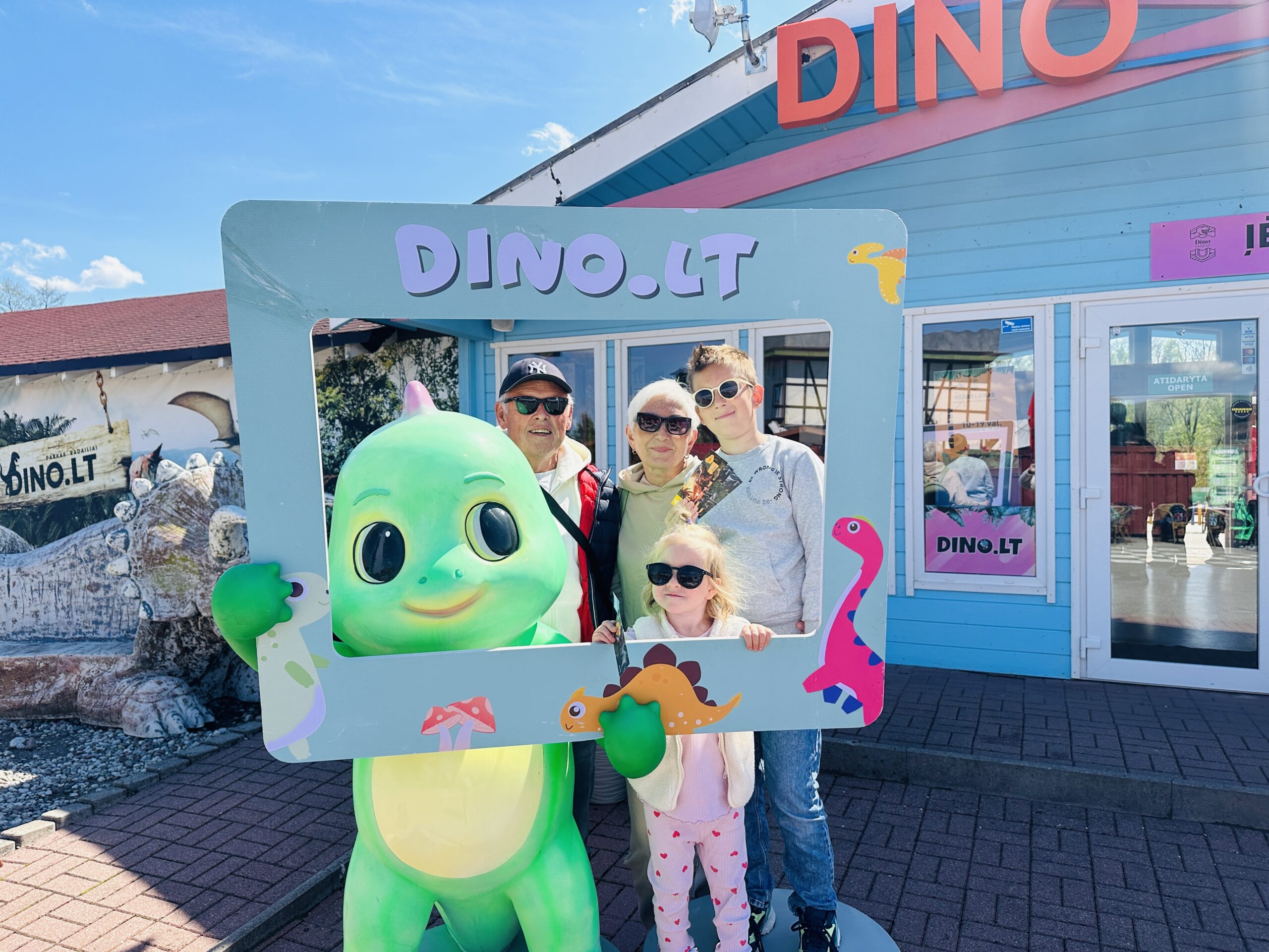 Neribotos pramogos didžiausiame Lietuvoje dinozaurų parke