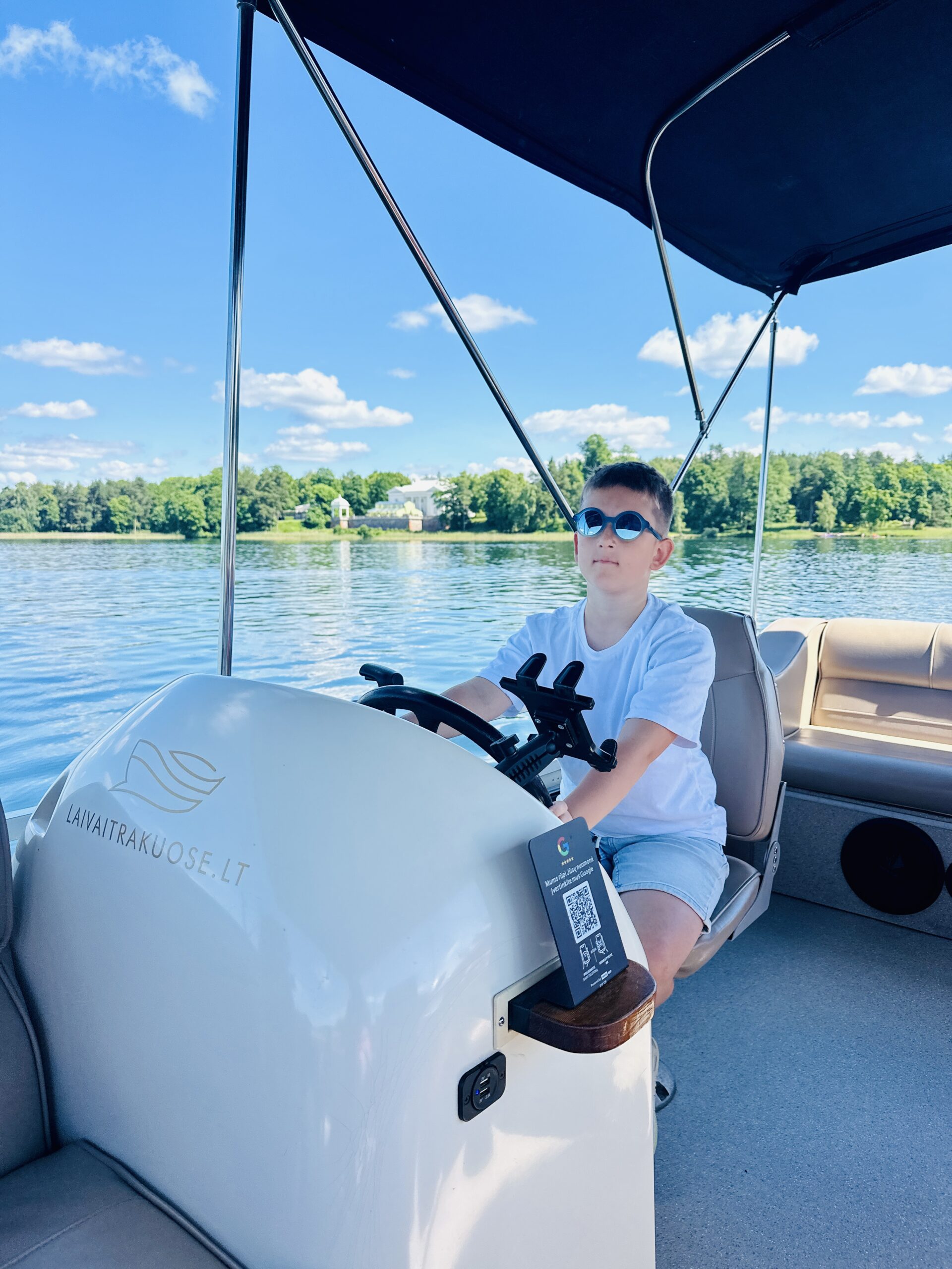 Trakai su vaikais - pasiplaukiojimas privačiu laiveliu