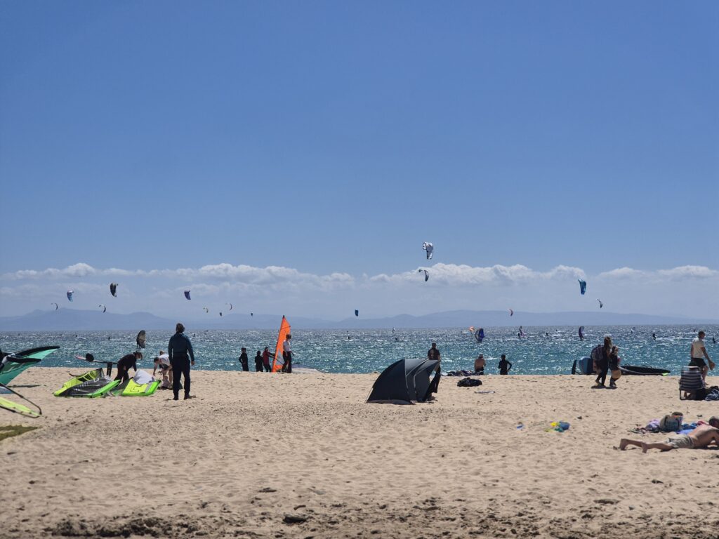 Tarifa: kaitavimo rojus su marokietišku senamiesčiu ir vaizdu į Afriką