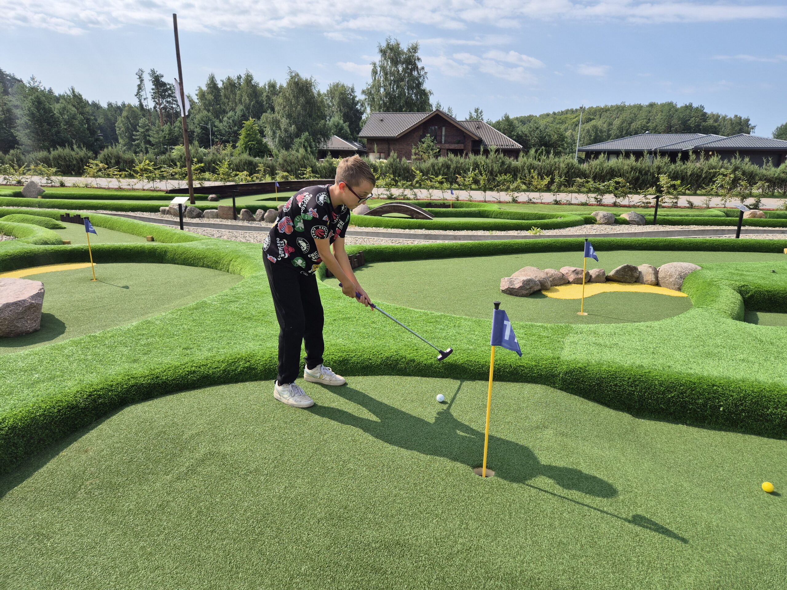 Ne tik laipynės ir atrakcionai: Tarzanijoje rasite 18 duobučių mini golfą