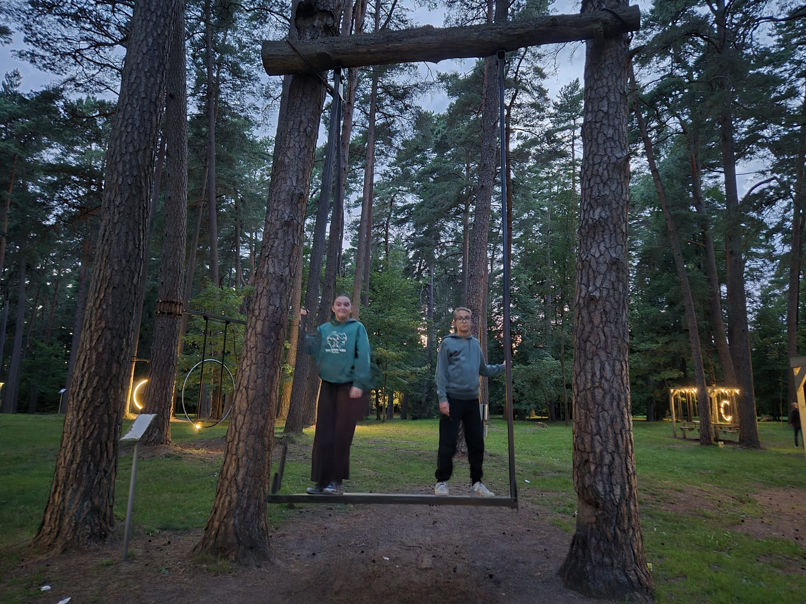 Šviečiančių sūpynių parkas Darbėnuose