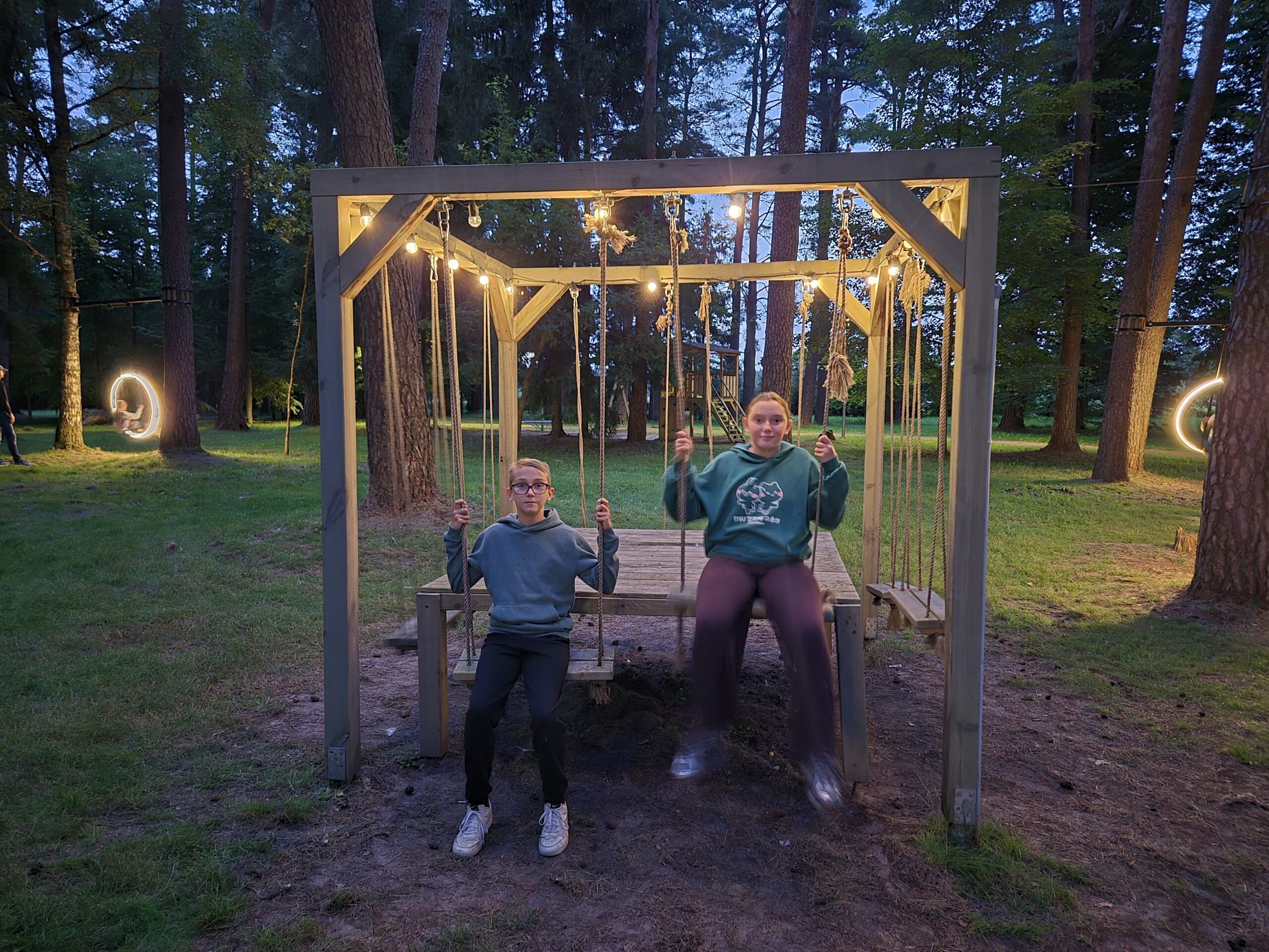 Pirmasis Lietuvoje šviečiančių sūpynių parkas: nemokama vieta