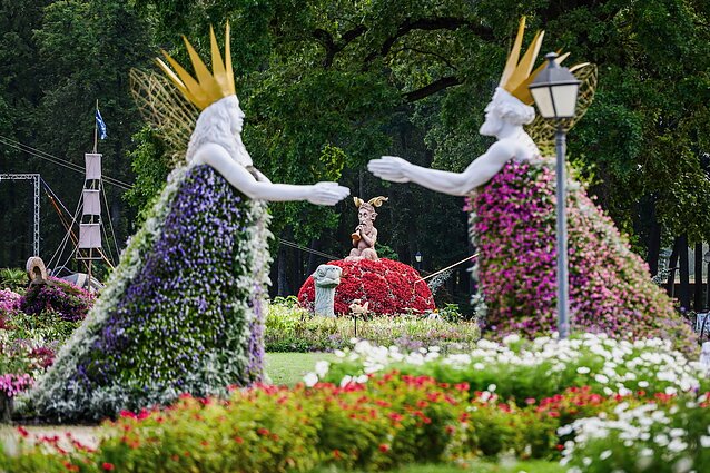 Pakruojo dvare laukia ypatingas vakaras: Vasaros gėlių festivalis ir koncertas „Bridgerton pokylių magija“