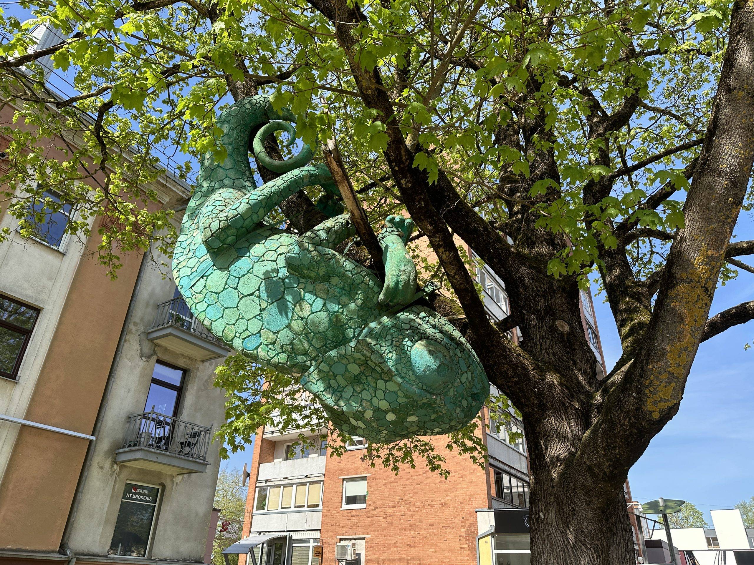 Chameleono skulptūra Šiauliuose