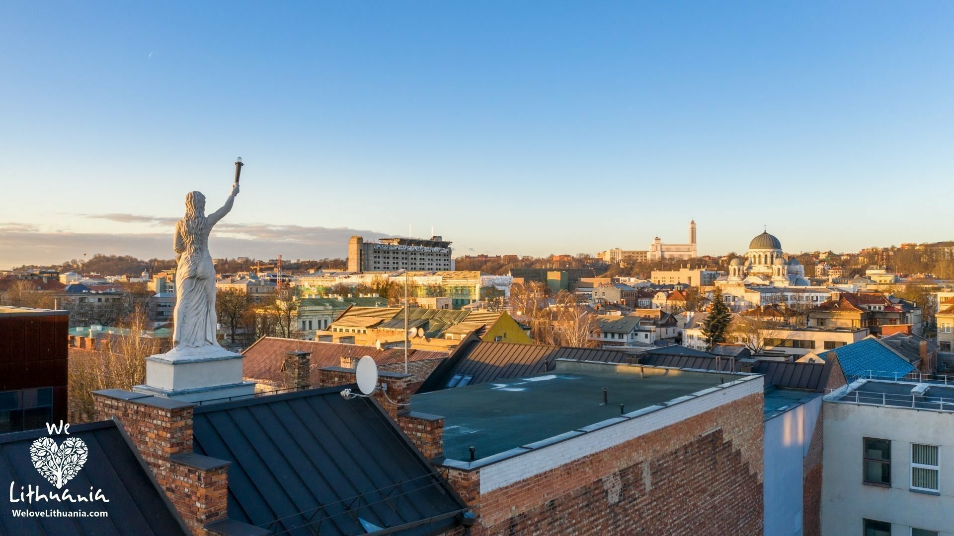 Šviesos nešėja skulptūra Kaune (nuotr. we love Lithuania)