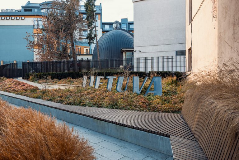 Moderni kino teatro LIETUVA iškaba (nuotr. Neakivaizdinis Vilnius)