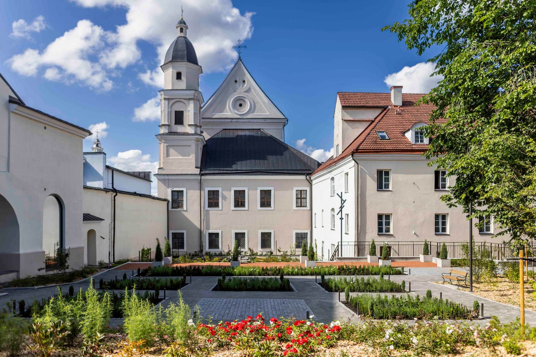 Karmelitų vienuolyno „Aušros Vartų“ sodas (I. Gelūno nuotr.)