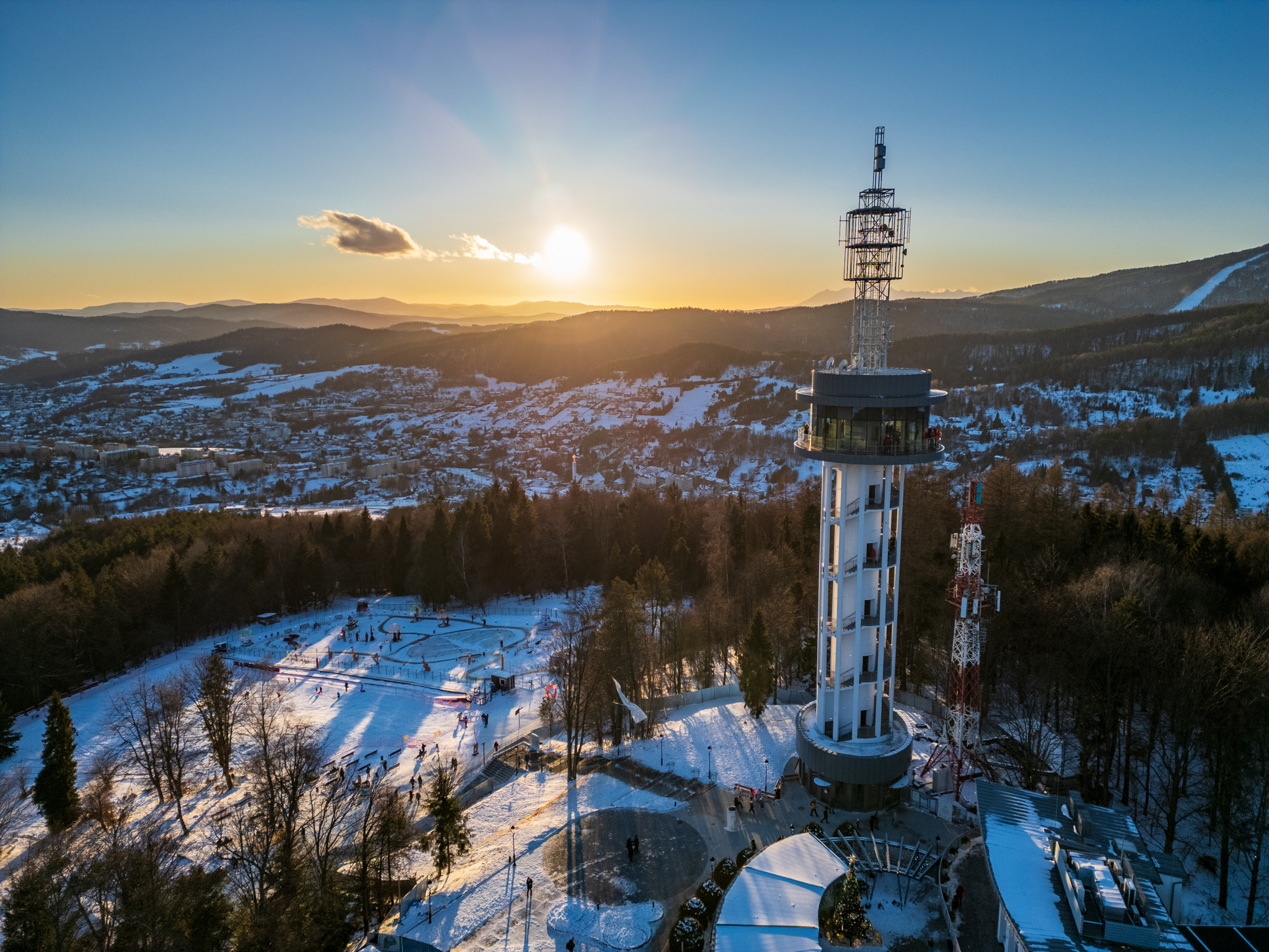 Lenkija ir vėl stebina: Krynica-Zdrój Beskiduose atidaryta įspūdinga 360° apžvalgos aikštelė su stikline „skywalk“ platforma