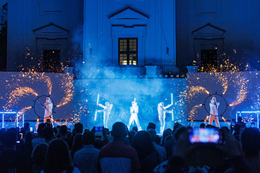 Šiauliai jubiliejinius metus pasitinka audivizualine instaliacija „Aušra. Bundantis jautis“