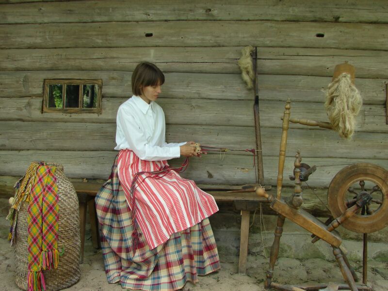Aukštaitiškų juostų pynimas (Rokiškio krašto muziejaus nuotr.)