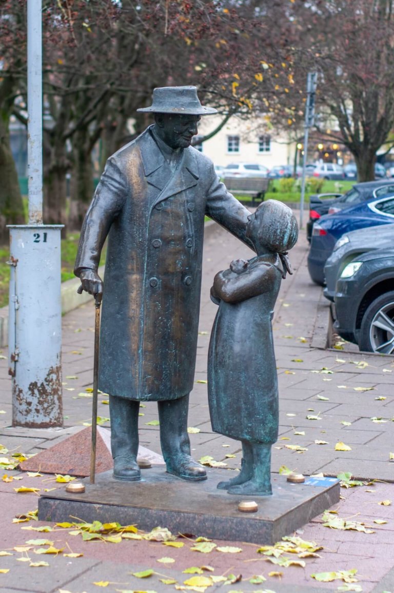 Paminklas daktarui Cemachui Šabadui (nuotr. Neakivaizdinis Vilnius)