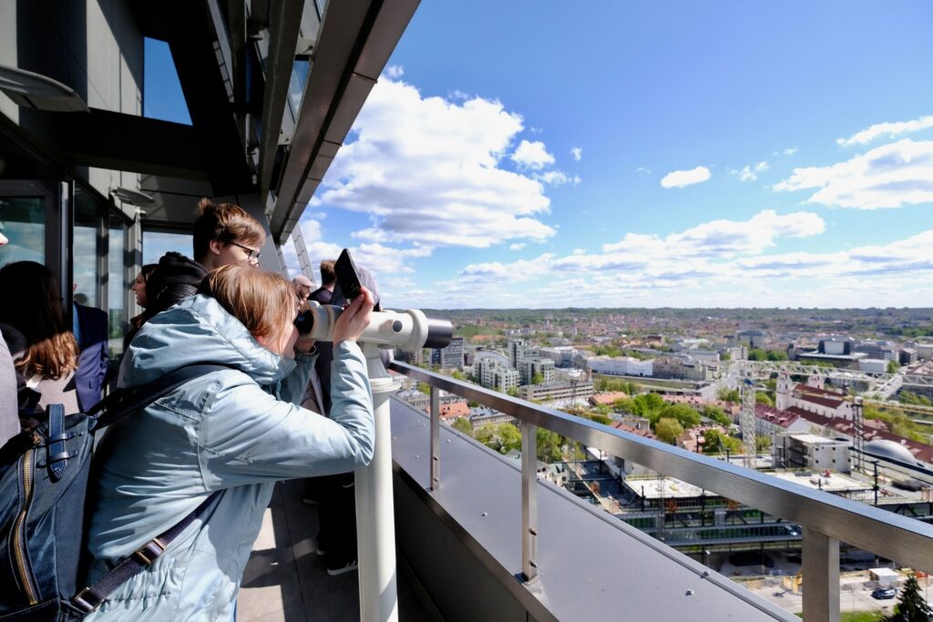 Ekspedicija į dangoraižius Vilniuje: „Neakivaizdinio Vilniaus“ gimtadienis vėl rauna stogus