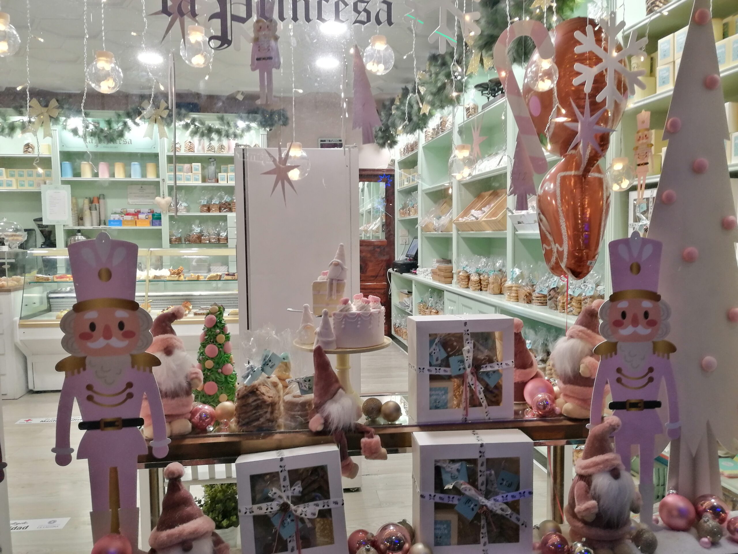 Baltoji naktis La Lagūnoje: šviesi prieškalėdinio apsipirkimo alternatyva juodajam penktadieniui Tenerifėje