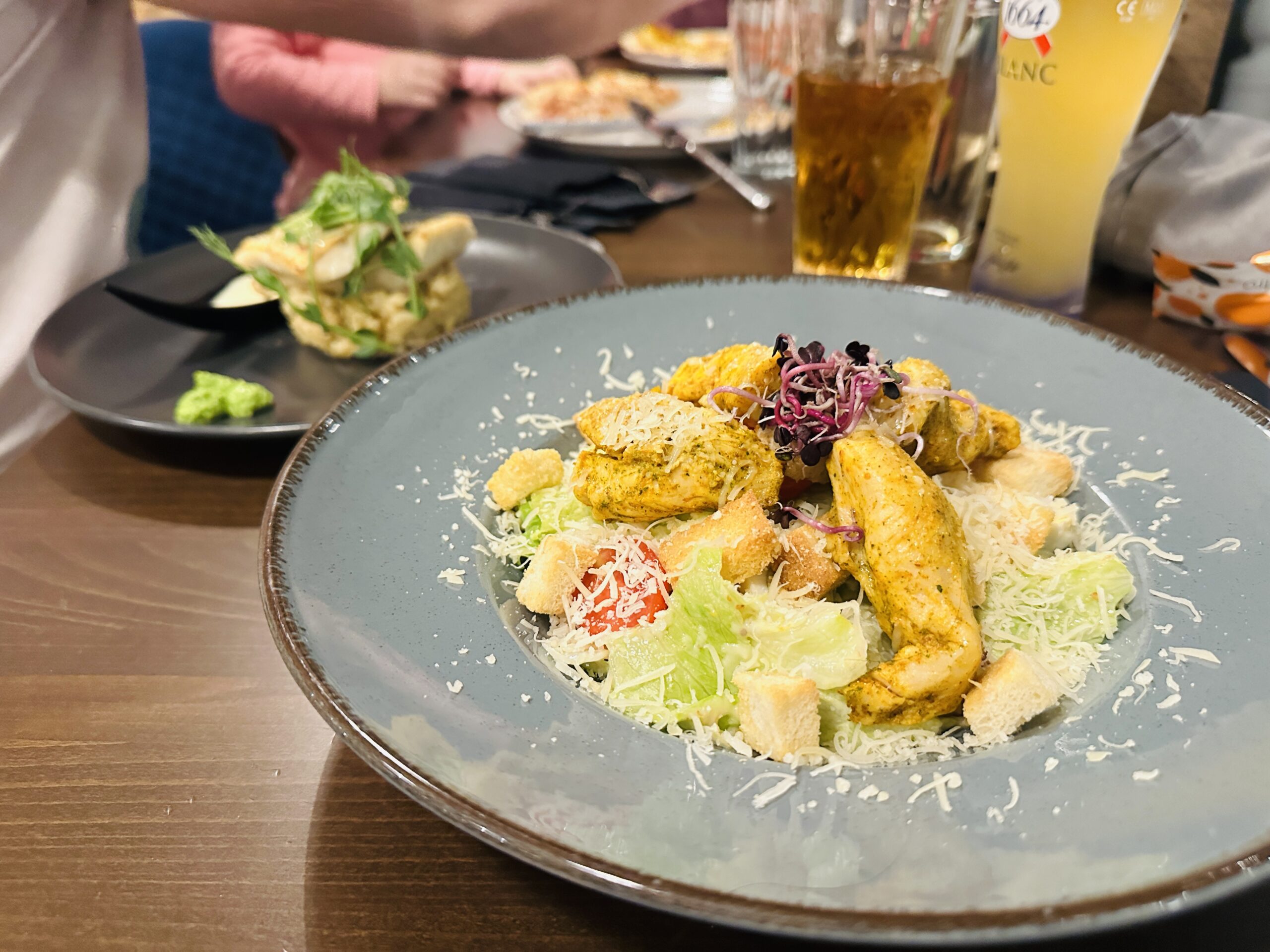 Viešbučio restoranas turiu puikiu pietų ir vakarienės pasiūlymus