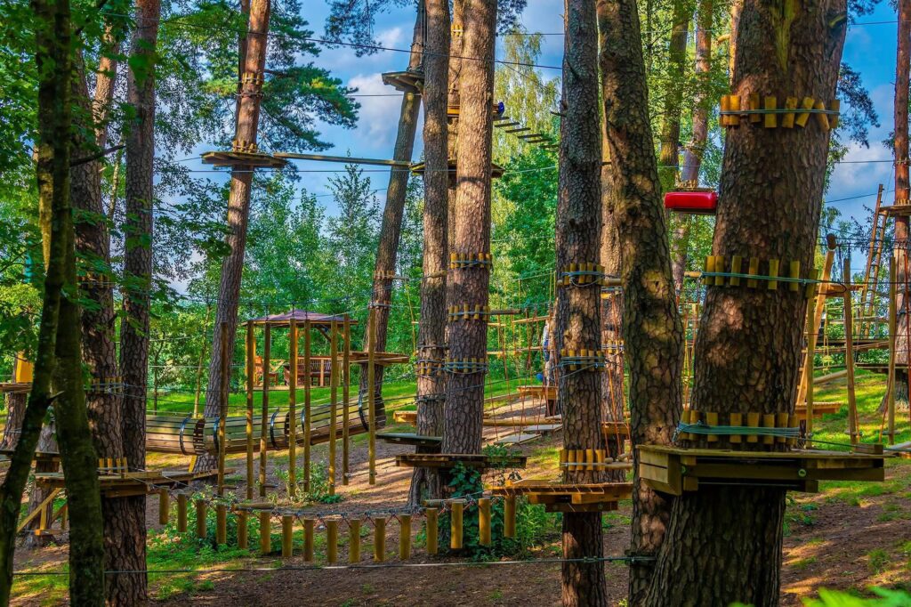 Ar išdrįstumėte? Geriausi ir įspūdingiausi laipynių ir nuotykių parkai Lietuvoje