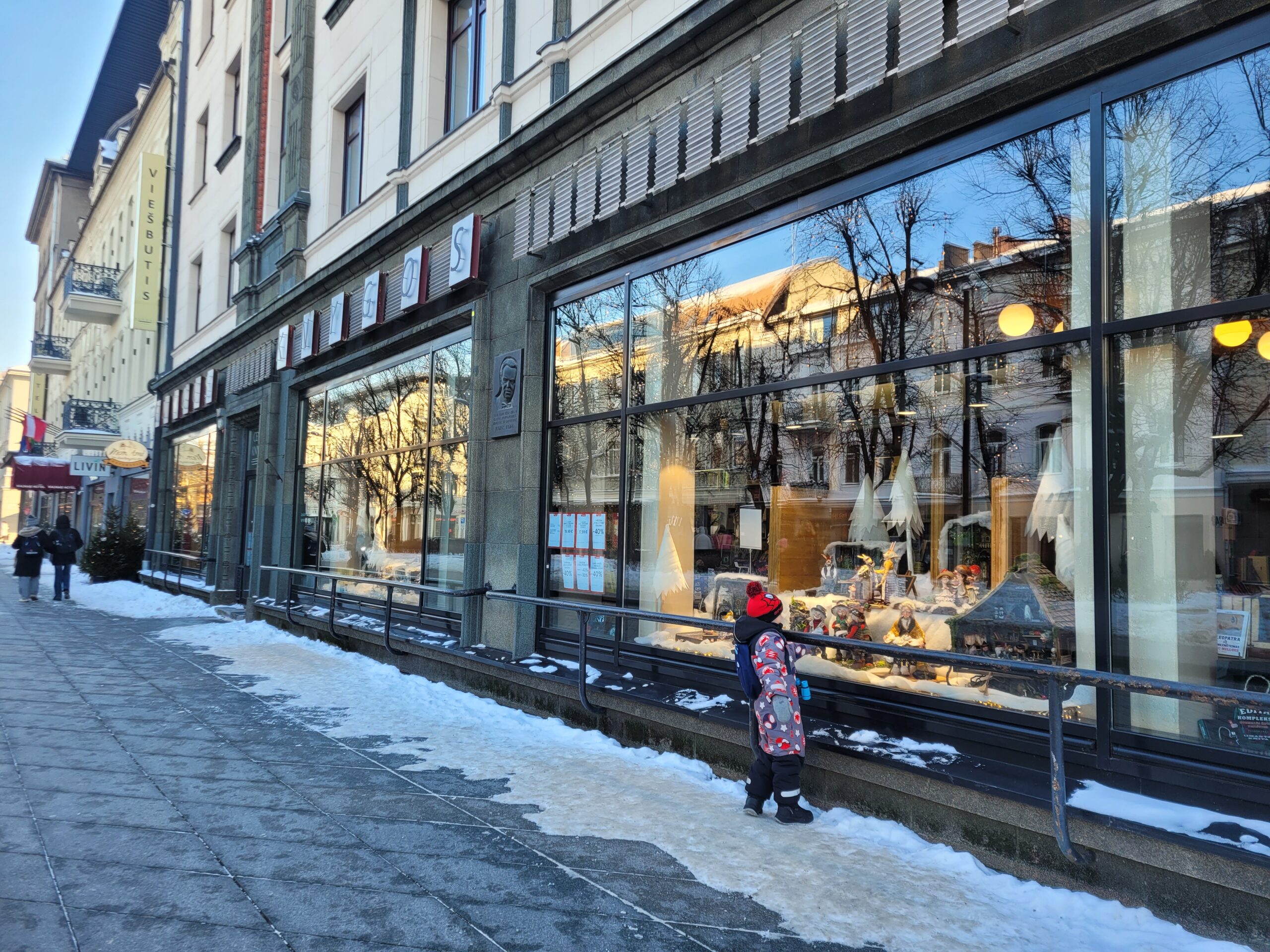 Kauno centre - pasaka lange: instaliacija, kuri traukia praeivių žvilgsnius